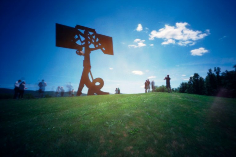 Mark di Suvero, Frog Legs, 2002